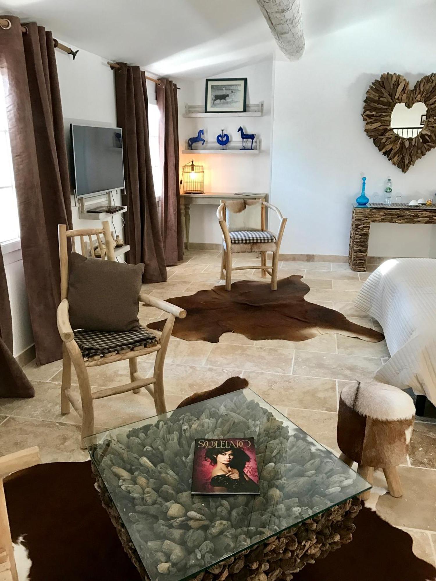 Mas Du Grand Bordes Bed & Breakfast Saint-Laurent-dʼAigouze Eksteriør bilde
